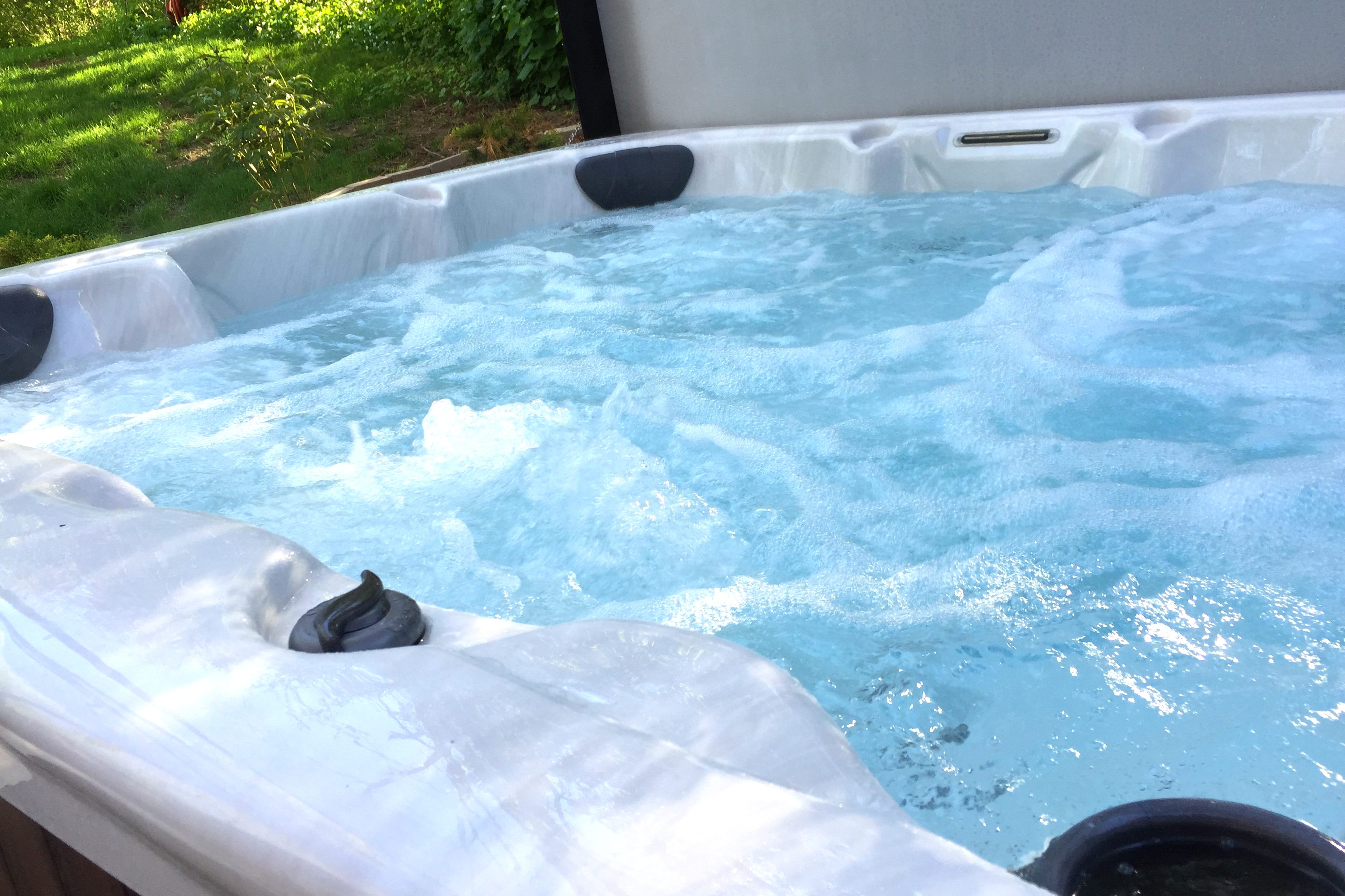 HOT-TUB-CLOSEUP-RUNNING